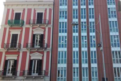 Bari: l'elegante rione Murat, deturpato da moderni obbrobri architettonici